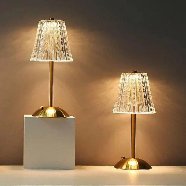 Exclusieve kristallen LED tafellamp met gouden voet, dimbaar, voor een chique interieur.