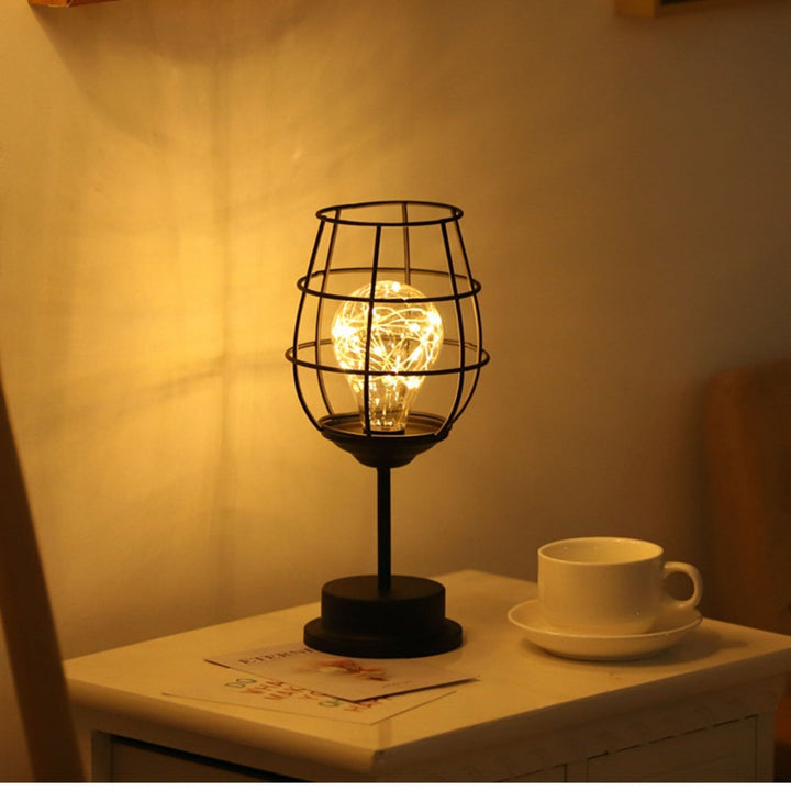 Rustieke tafellamp met industrieel karakter. Ideale sfeerverlichting voor slaapkamer of woonkamer.