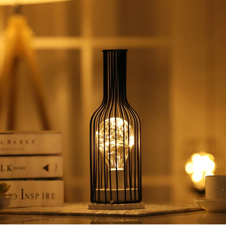 Unieke industriële tafellamp met wijnfles & decanteerder design. Creëert een gezellige sfeer.