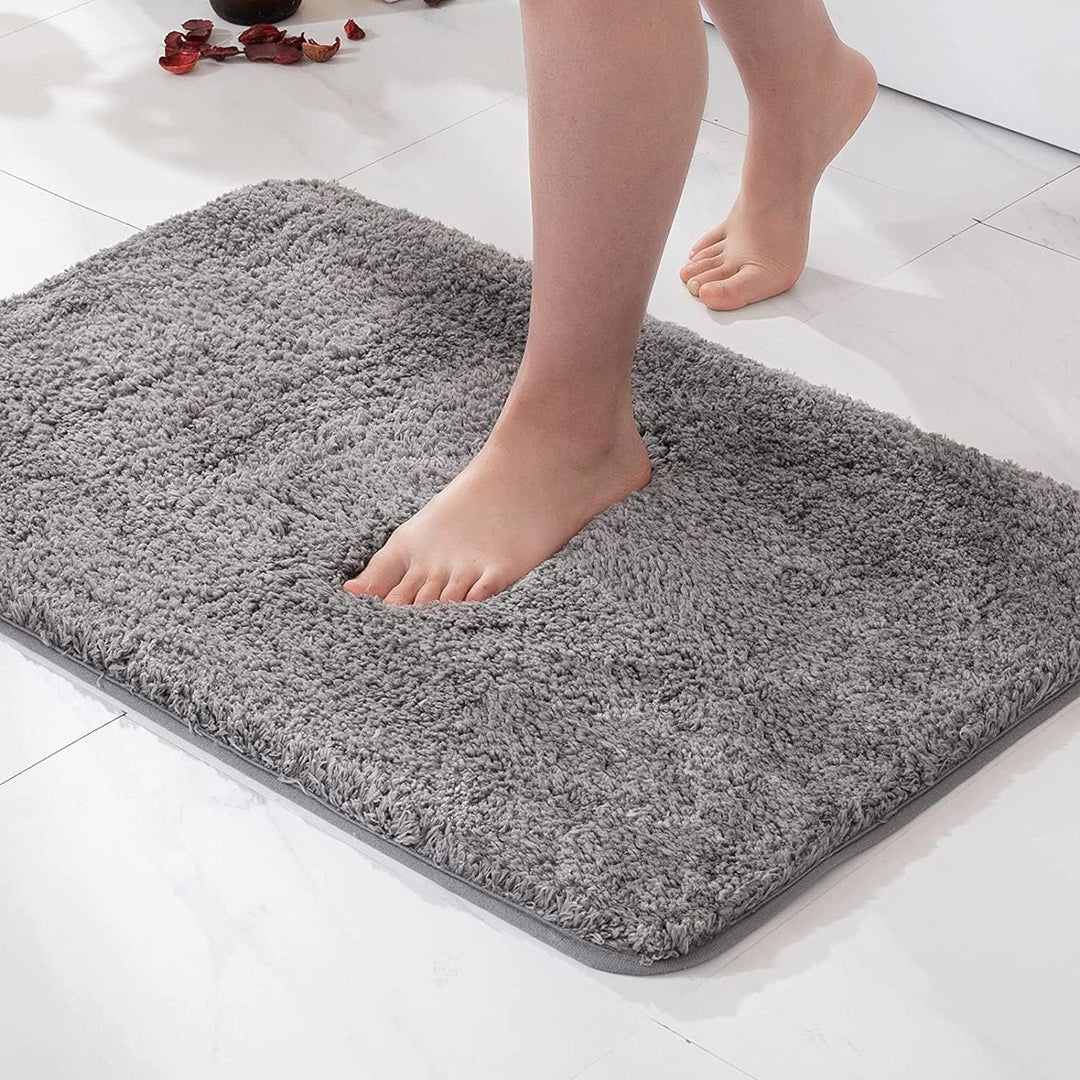 Zachte antislip badmat van microvezel voor comfort en veiligheid in de badkamer.
