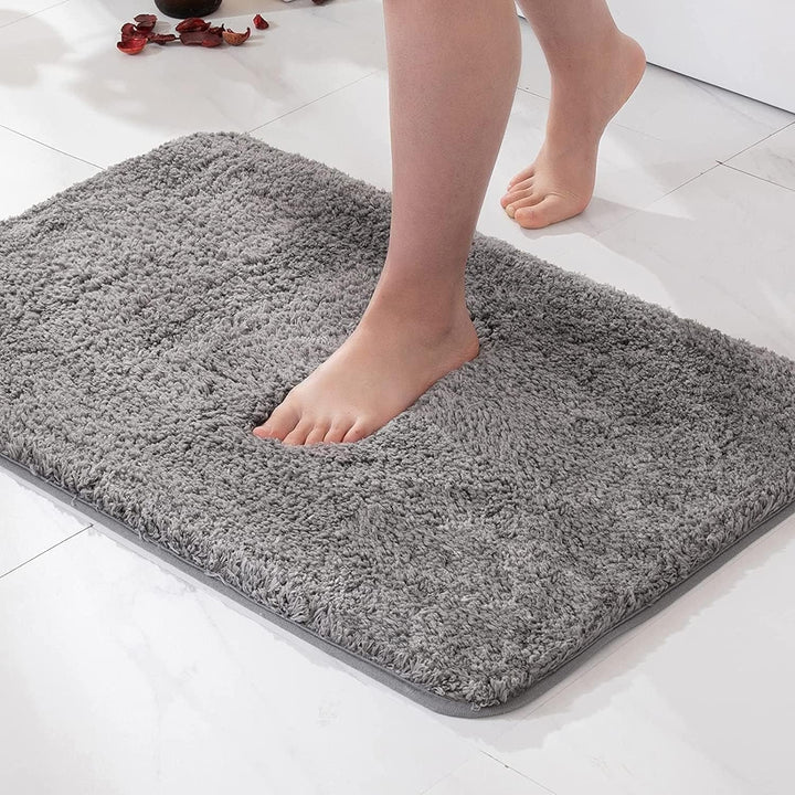 Zachte antislip badmat van microvezel voor comfort en veiligheid in de badkamer.