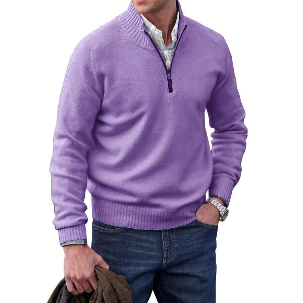 Man draagt een casual maar elegante heren coltrui met rits in winterse setting. Comfortabele kasjmier trui.