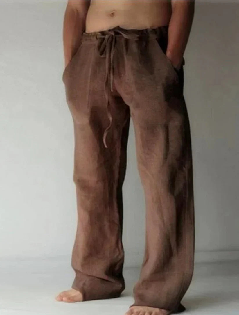Achterzijde van de comfortabele heren linnen broek met rechte pijp, perfecte pasvorm voor een casual look.