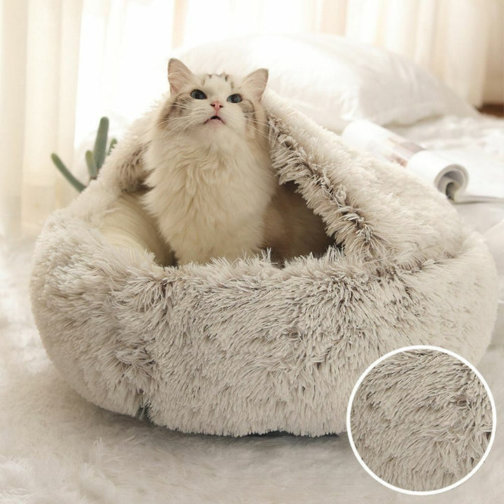Warme pluchen slaapmand voor katten, ideaal voor comfortabel dutten in een gezellige omgeving.