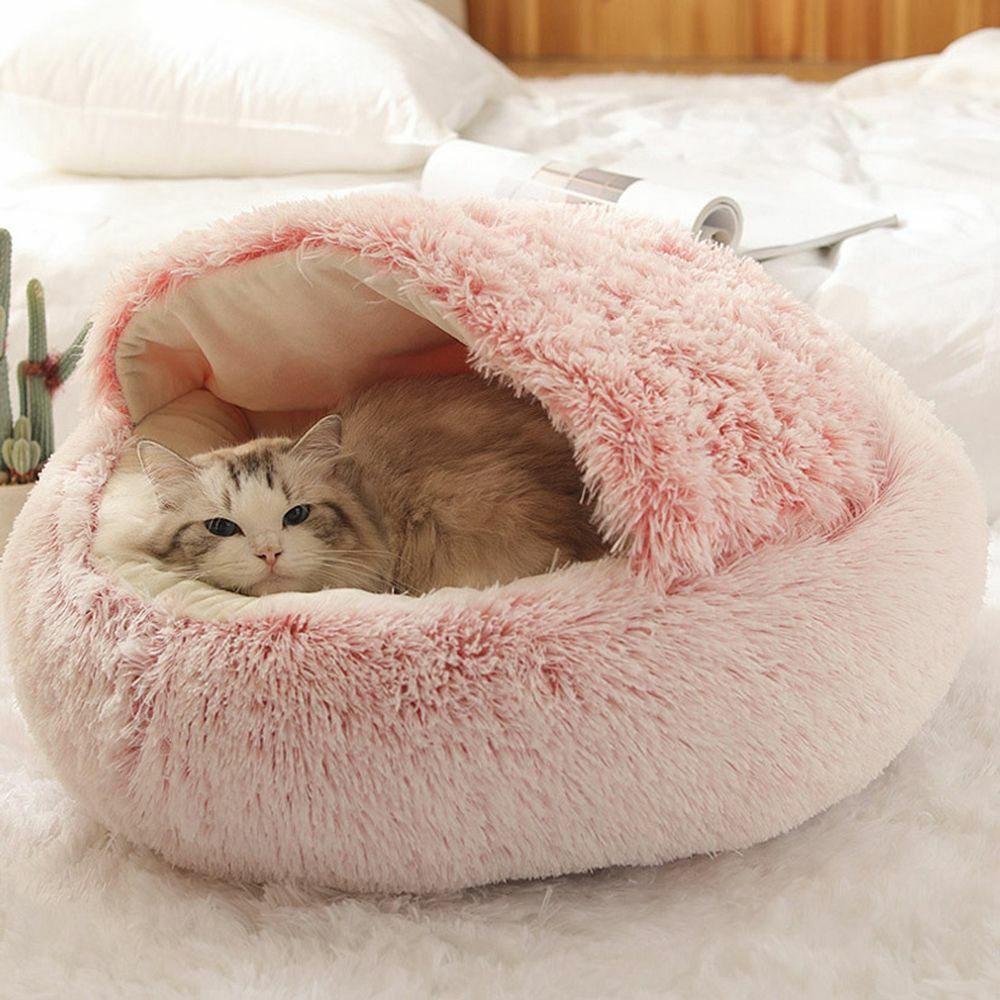 Veilige pluchen katten slaapmand, een knus toevluchtsoord voor privacy en rust.