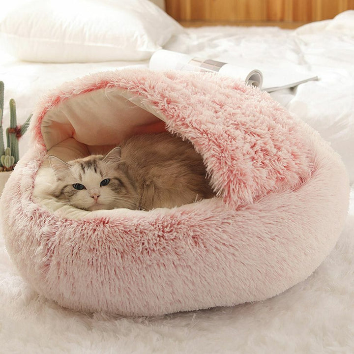 Veilige pluchen katten slaapmand, een knus toevluchtsoord voor privacy en rust.