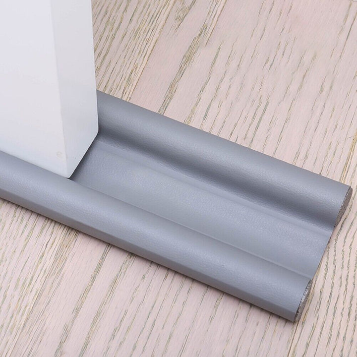 Close-up van universele deur onderafdichting, perfect voor deurisolatie en buiten houden van ongedierte.