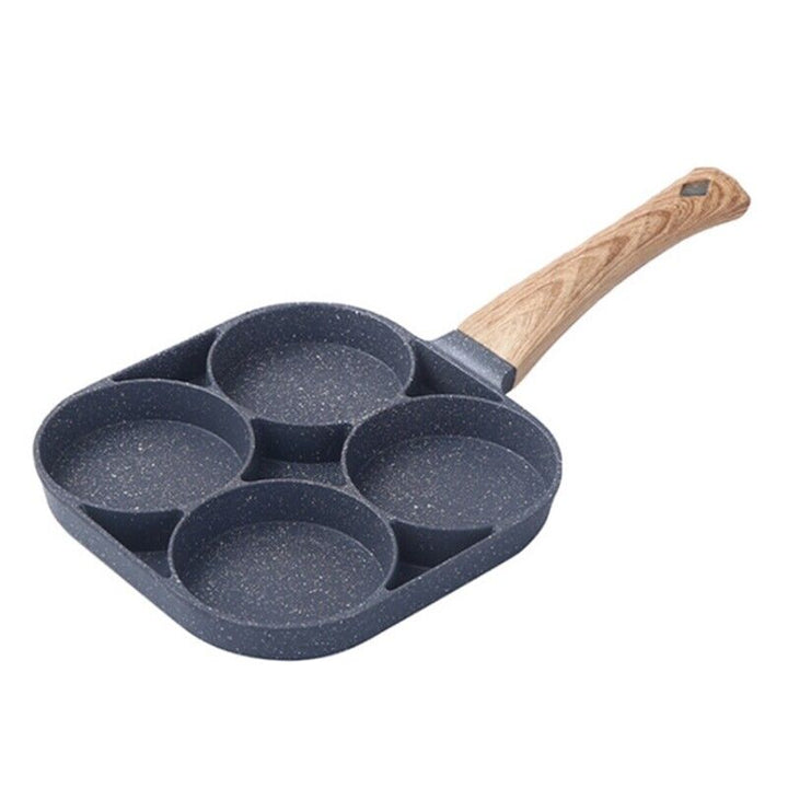 Gemakkelijk te reinigen anti-aanbak eierpan voor 4 eieren, onmisbaar in elke moderne keuken.