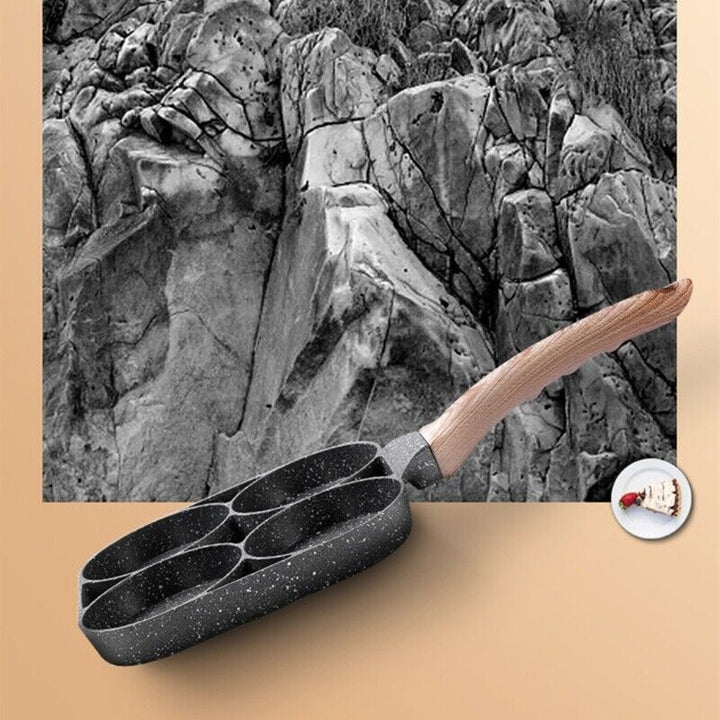 Detail van de ergonomische handgreep op de anti-aanbak eierpan, perfect voor elke keuken.
