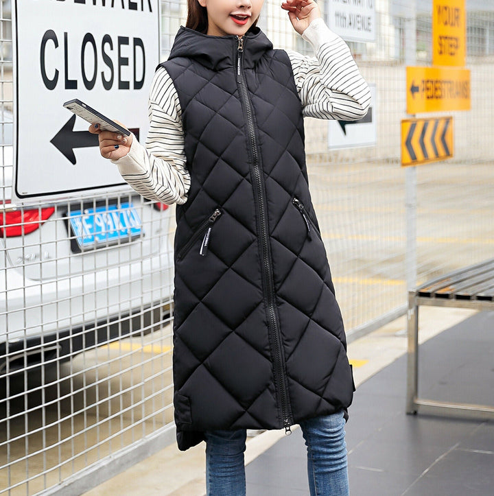Dames lange bodywarmer met capuchon, warm en stijlvol, perfect voor de winter.