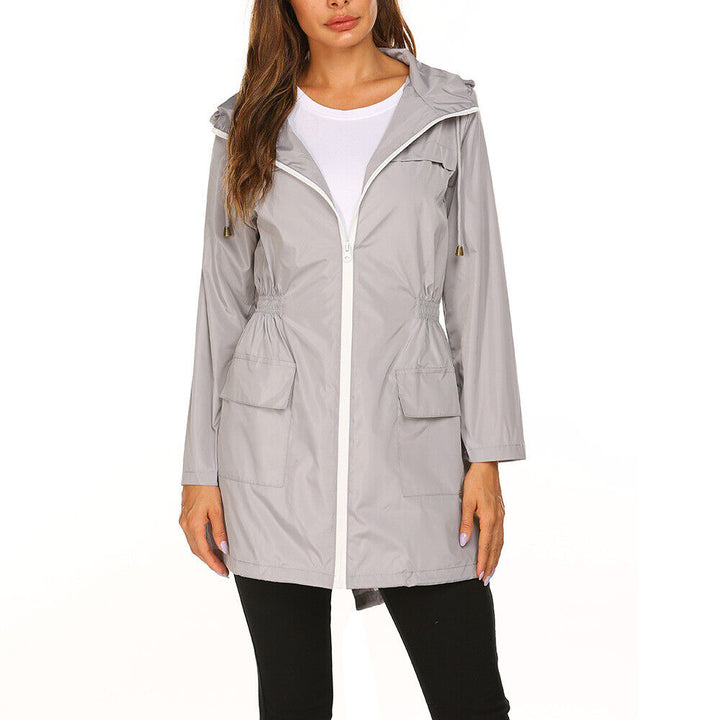 Chique Casey dames trenchcoat, ideaal voor stedelijke uitstapjes, combineert stijl en functionaliteit.
