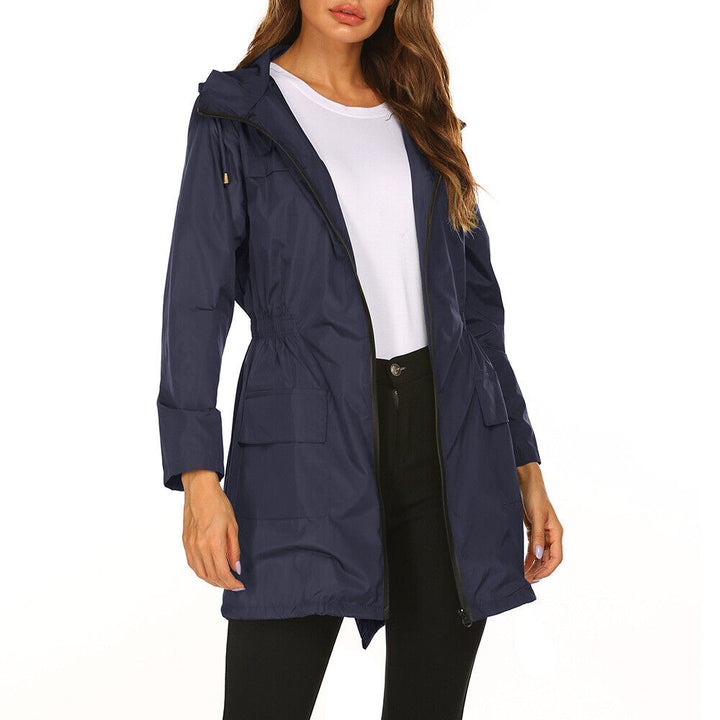 Casey dames trenchcoat, getoond op model, toont vloeiende lijnen en comfortabele pasvorm voor buiten.