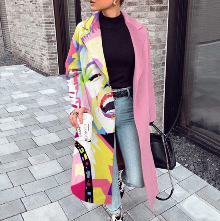 Stijlvolle lange damesjas met iconische print. Modieuze outerwear met losse pasvorm, perfect voor een comfortabele look.