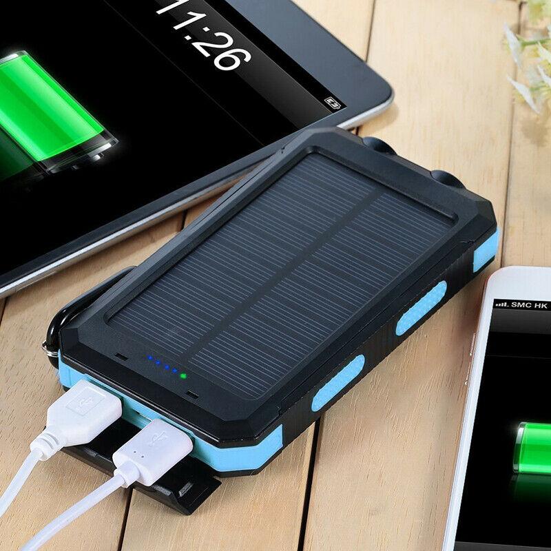 Draagbare zonne-powerbank 20000mAh, waterdicht voor outdoor gebruik, met USB-poorten.