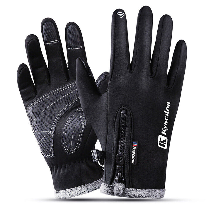 Detail van touchscreen-compatibele vingertoppen op waterdichte winterhandschoenen, perfect voor smartphones.