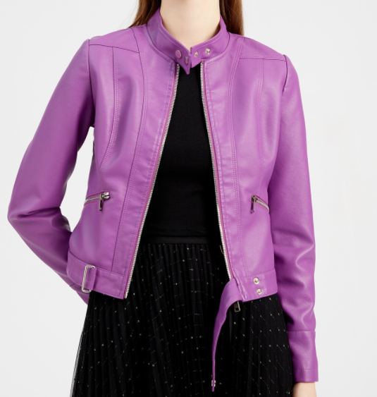 Trendy winterjas voor dames. Warm en modieus, met ritssluiting, comfortabele pasvorm.