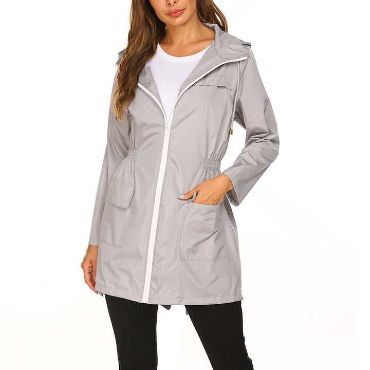 Casual Casey dames trenchcoat, weerbestendige jas voor dagelijks comfort, in herfst en lente.