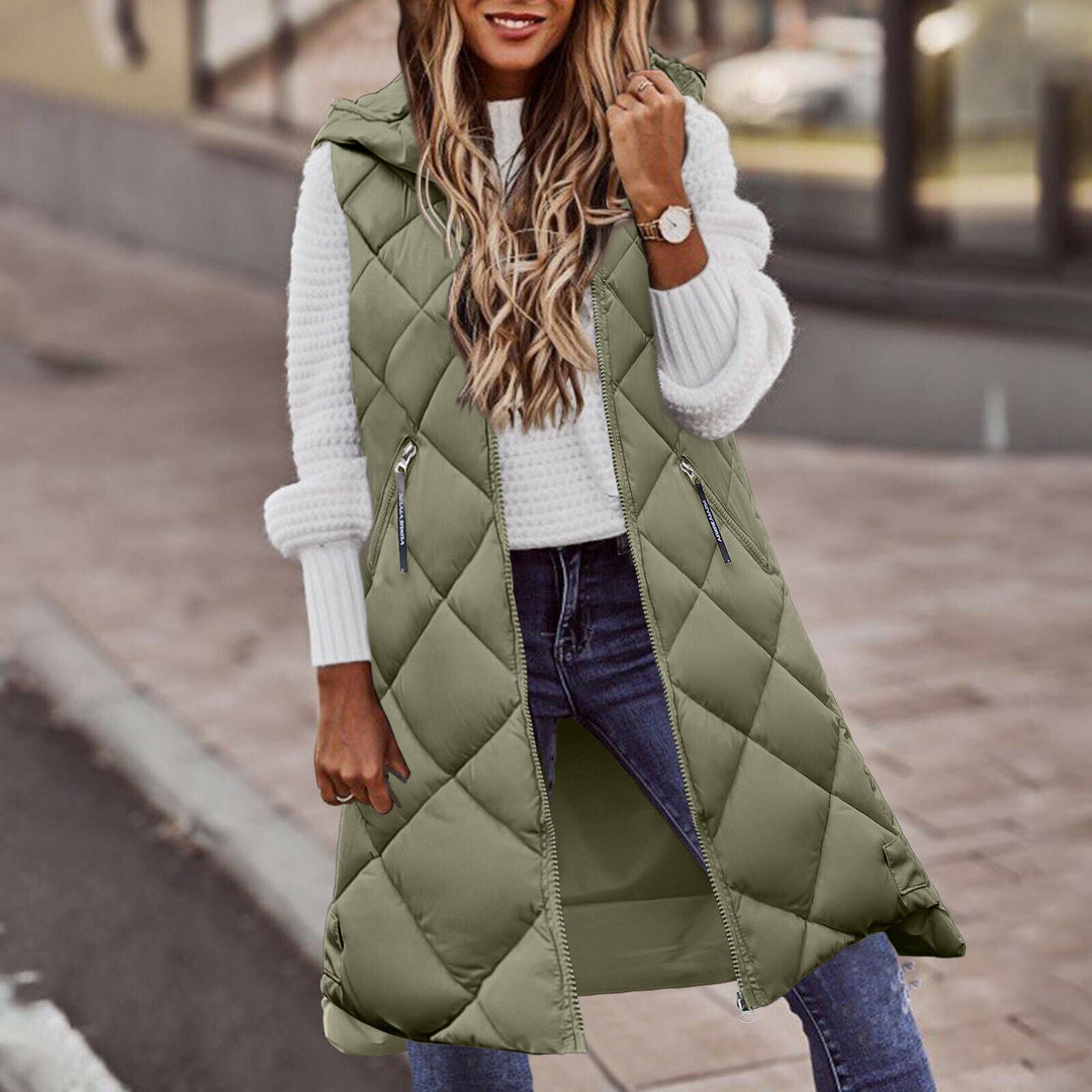 Lange bruine dames bodywarmer met capuchon, stijlvol en warm, perfect voor buitenactiviteiten.