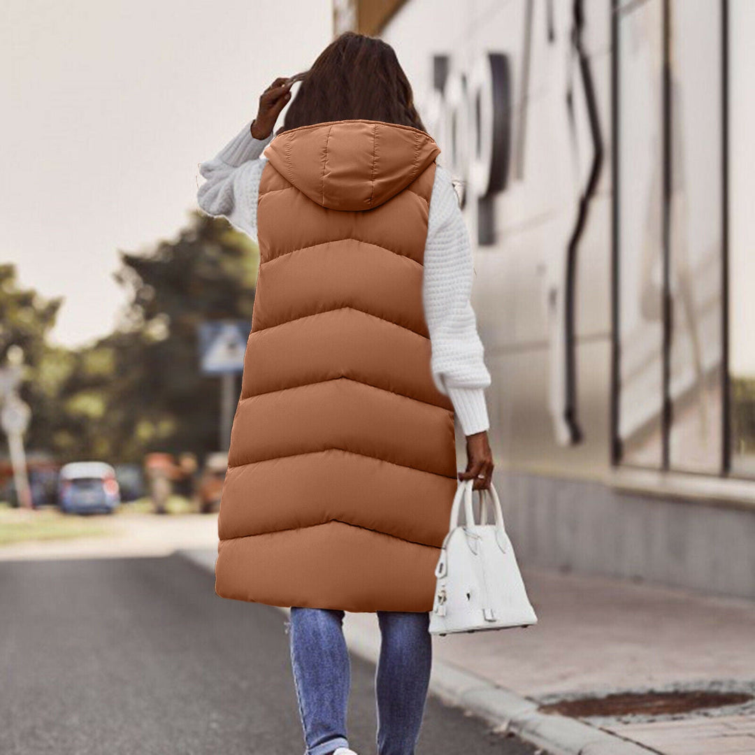 Modieuze zwarte lange bodywarmer met capuchon voor dames, warm en veelzijdig voor de winter.