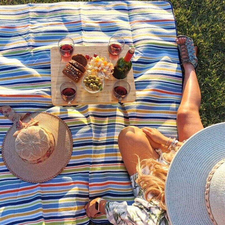 Elegante opvouwbare picknicktafel van hout; handig voor wijn, glazen en snacks buitenshuis.
