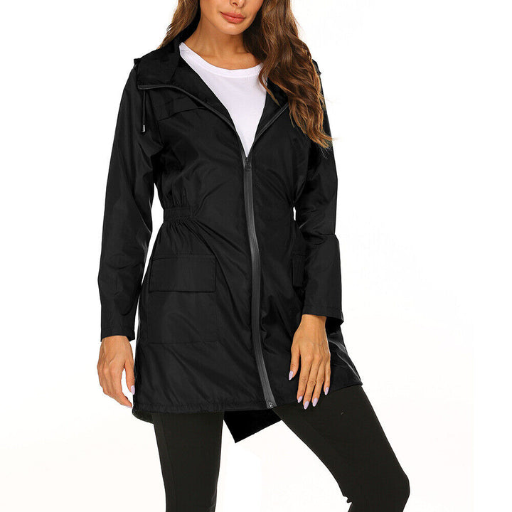 Elegante Casey dames trenchcoat met riem en knopen, perfecte bovenkleding voor een chique look.
