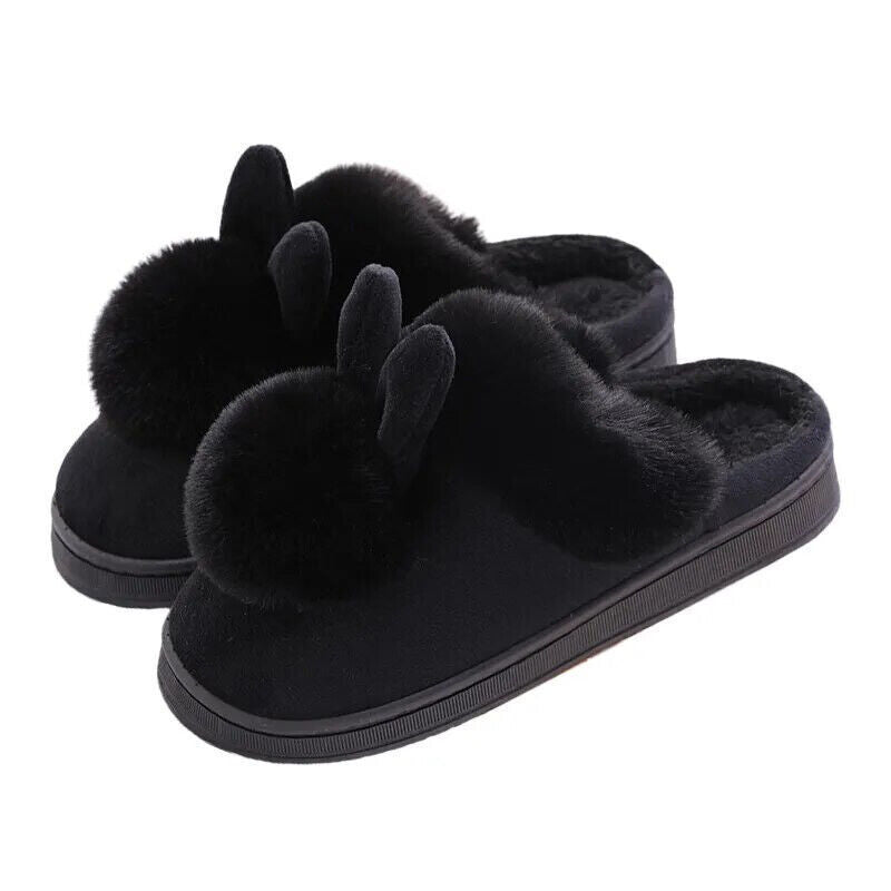 Zachte comfortabele dames huisslippers, met pluizige textuur en opvallende konijnenoren.