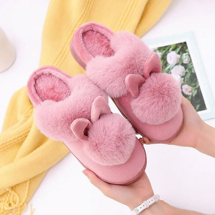 Dames pantoffels, pluizig en zacht, met lieve konijnenoren; perfect voor ontspannen momenten thuis.