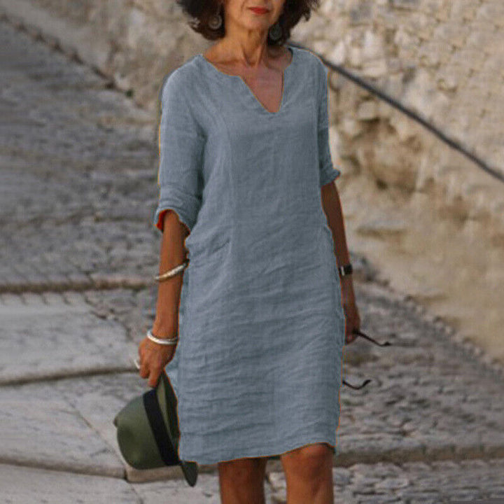 Stijlvolle elegante damesjurk, perfect voor een chique zomerse look of strand. Luchtige damesmode.