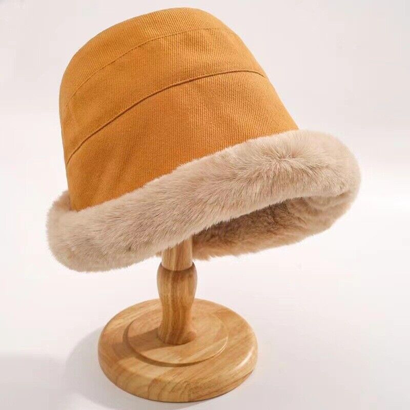 Trendy pluche bucket hat voor dames, ideaal als warm winter accessoire of kerstcadeau.