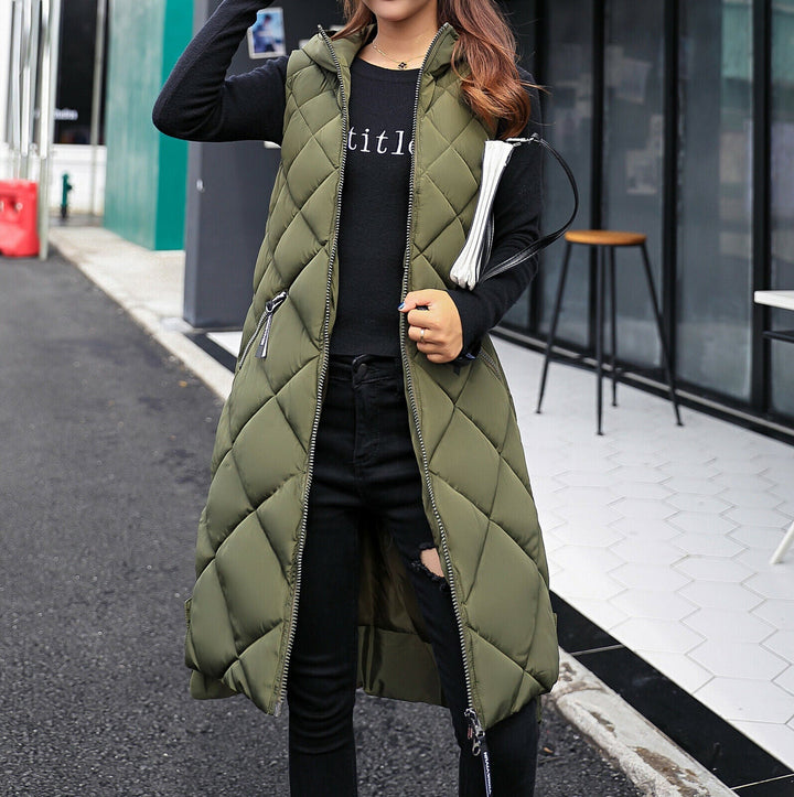 Zwarte lange bodywarmer voor dames, gecapuchonneerd, comfortabel en casual bovenkleding.