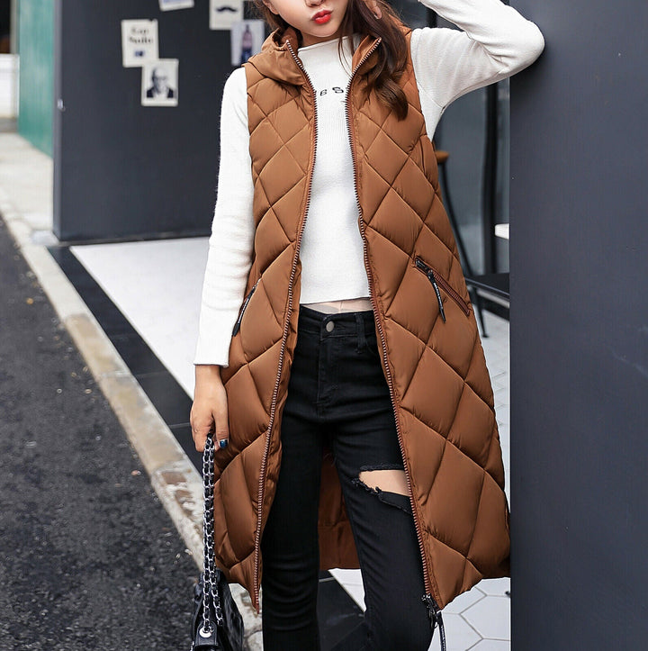 Legergroene lange bodywarmer voor dames met capuchon, modieuze en warme winterkleding.