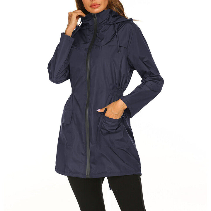 Stijlvolle Casey dames trenchcoat, weerbestendig en lichtgewicht, ideaal voor lente en herfst.