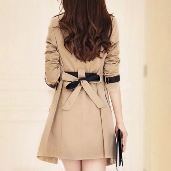 Stijlvolle dames trenchcoat met brede reverskraag; winddichte lange jas voor een elegante winterlook.