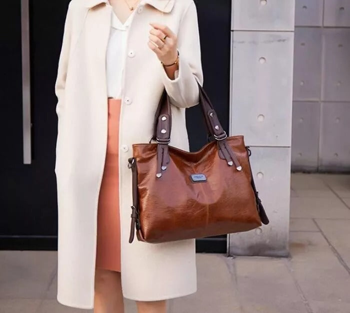 Zwarte modieuze vintage schoudertas voor dames, gemaakt van zacht leer, elegant en praktisch.