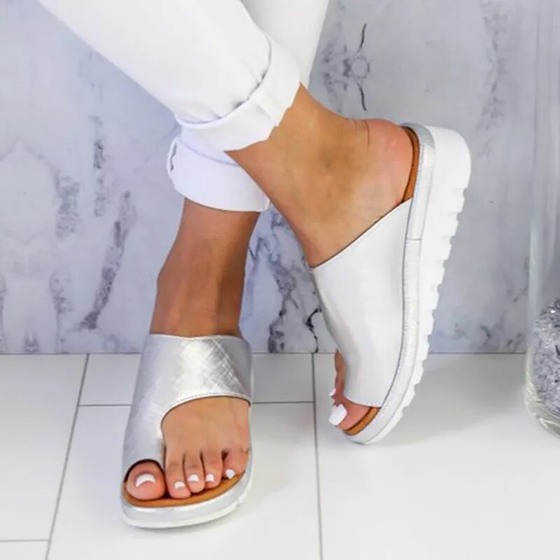 Zachte, duurzame dames slippers met platte zool en optimale voetboogondersteuning voor langdurig comfort.