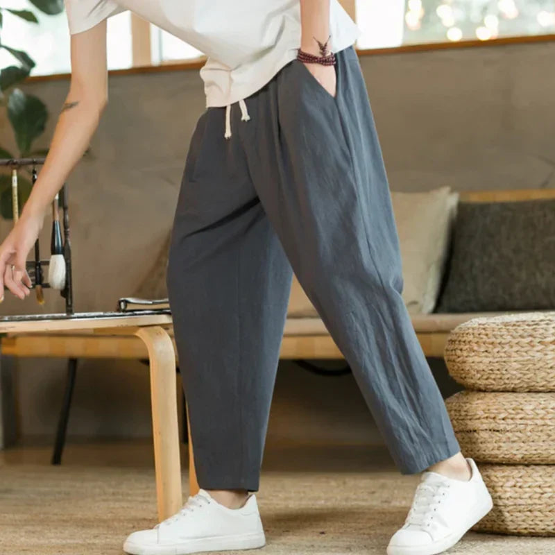 Ademende heren katoenen pantalon met wijde pijpen. Deze broek biedt maximaal comfort voor elke man.