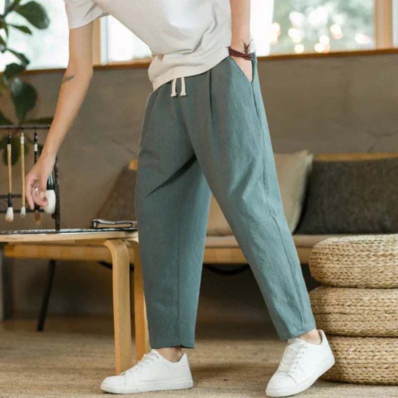 Casual heren pantalon met wijde pijpen, gemaakt van licht katoen. Ideaal als comfortabele zomerbroek of lente outfit.