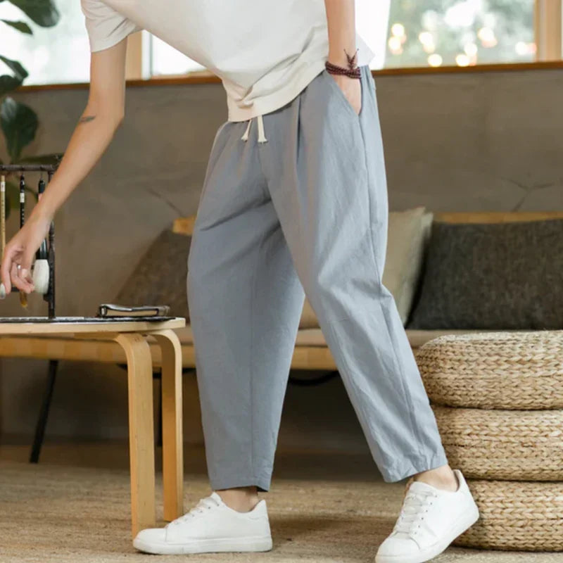 Comfortabele baggy heren pantalon van zacht katoen. Wijde pijpen voor ultieme bewegingsvrijheid en stijl.