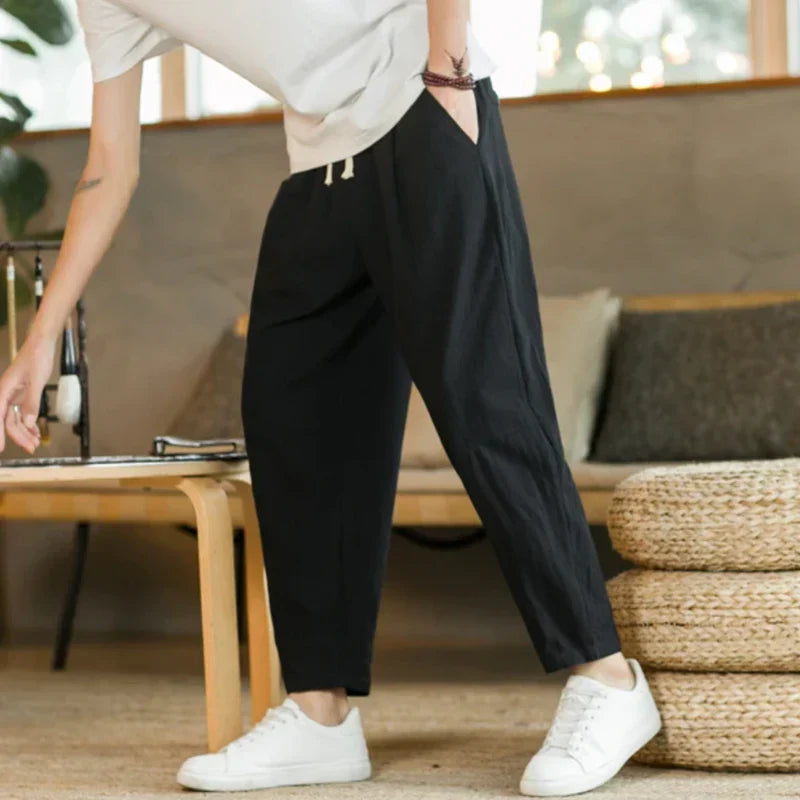 Stijlvolle heren wijde pijpen pantalon van ademend katoen. Perfecte casual broek voor lente, zomer en herfst.