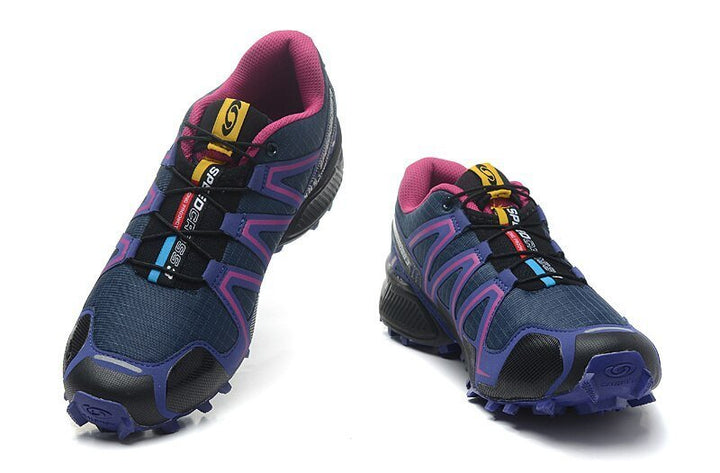 Detaillering van de zool van Aurora dames wandelsneakers, benadrukt de superieure grip voor outdoor.