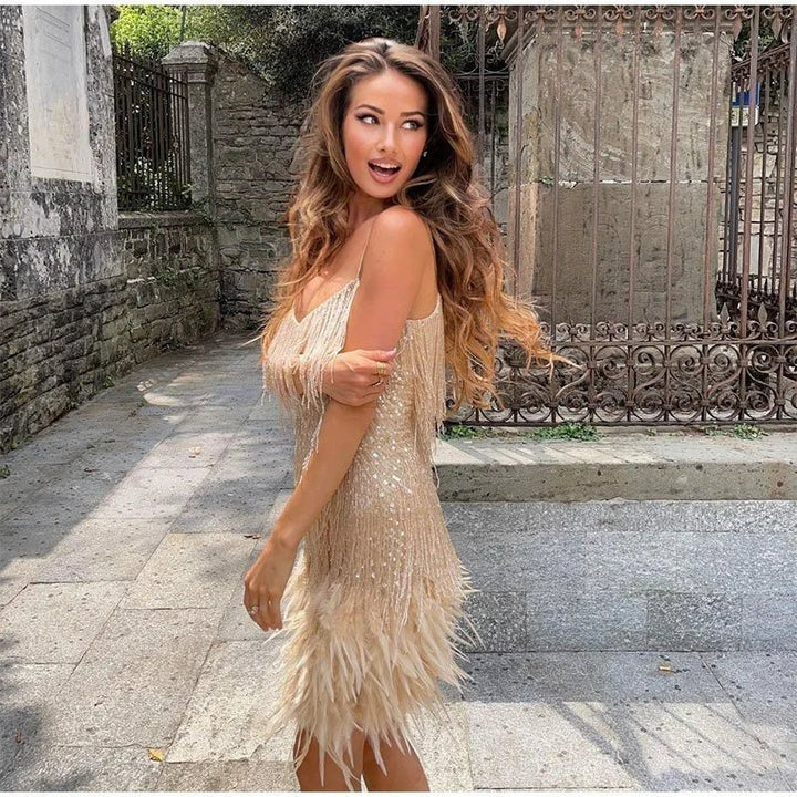 Elegante dames cocktailjurk met sprankelende pailletten en zachte veren; perfect voor een avondje uit.