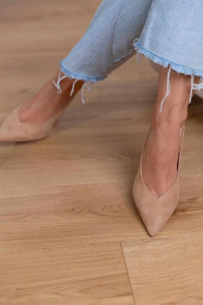 Close-up van elegante beige dames slingback pumps, gesloten teen en verfijnde hak. Ideaal voor modebewuste vrouwen.