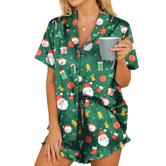 "Satijnen dames kerst pyjama set met chique kraag, button-down top en geruffelde shorts, luxe en comfort voor de feestdagen."