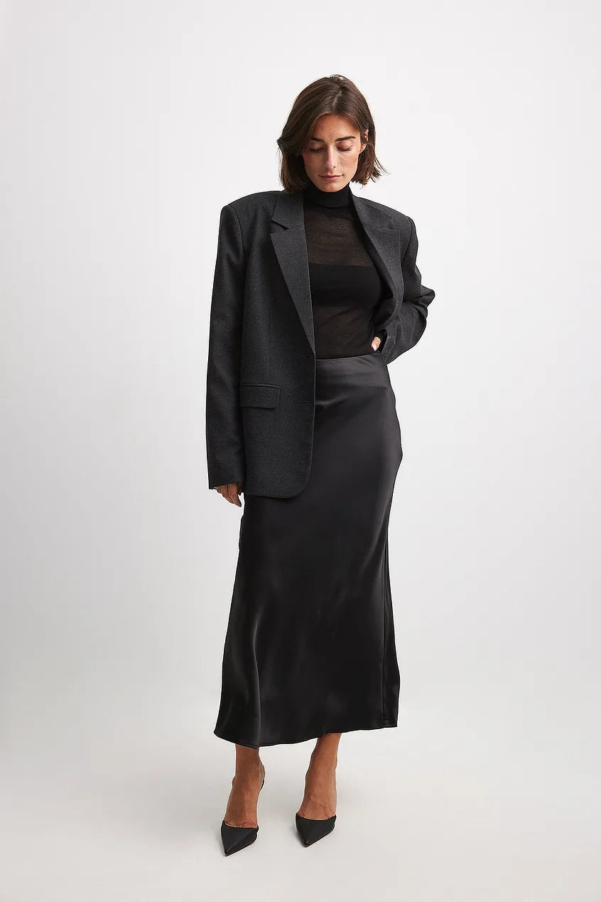 Zwarte hoge taille satijnen rok Leona, flatterende pasvorm, elegant en casual voor de lente.