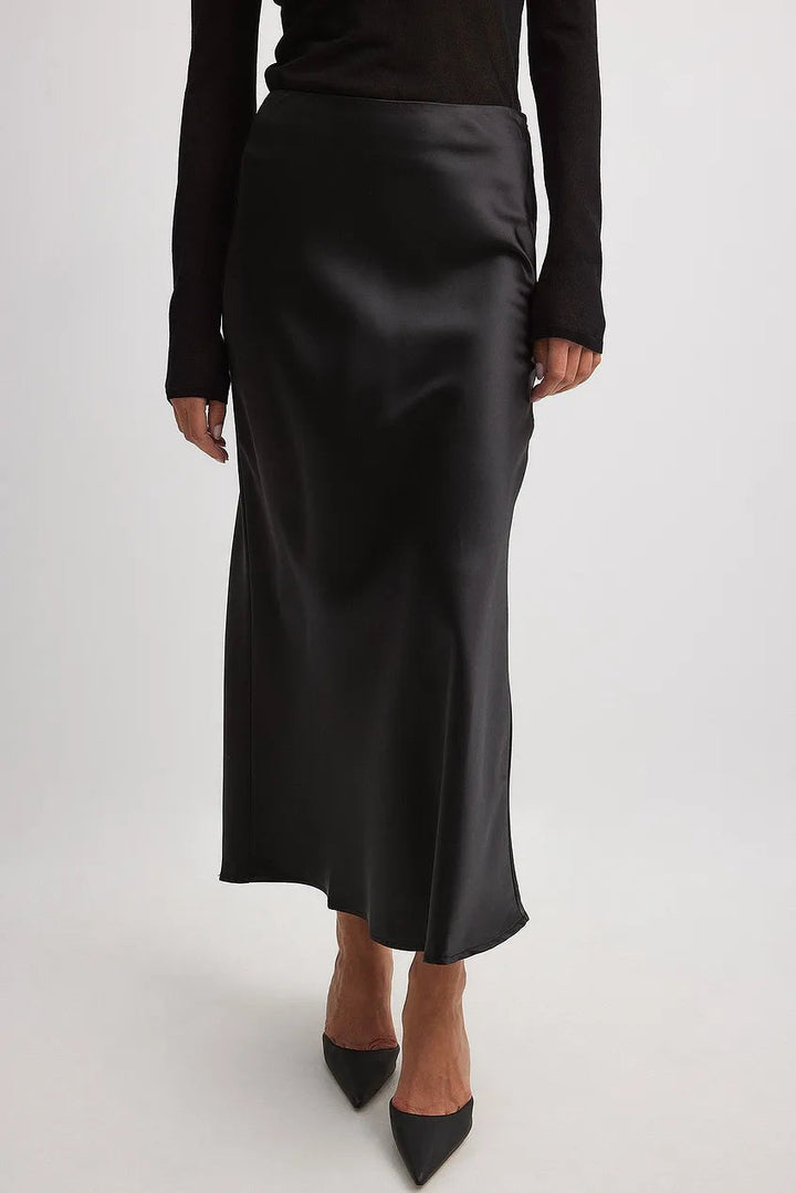 Witte satijnen rok Leona met hoge taille, stijlvol en elegant voor lente en zomerse dagen.