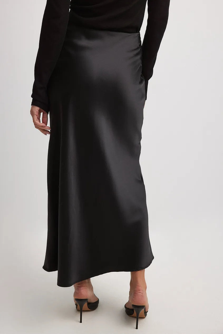 Bruine hoge taille satijnen rok Leona, casual maar stijlvol, perfect voor elke gelegenheid.