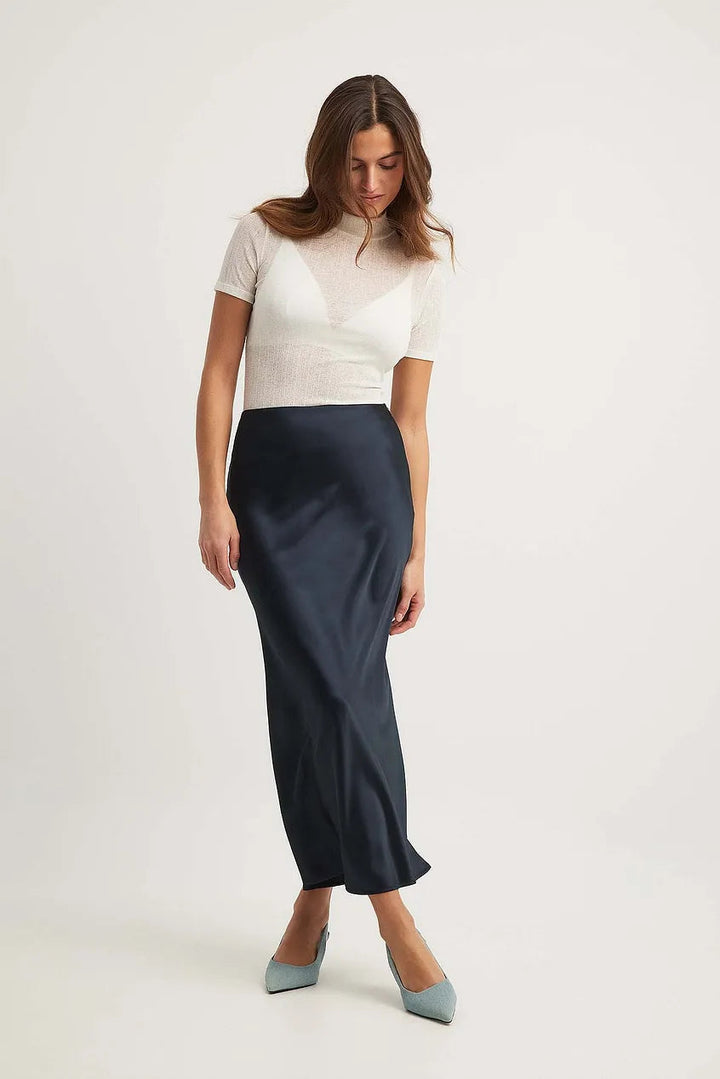 Zwarte elegante hoge taille satijnen rok Leona, chique damesrok met tijdloze allure.