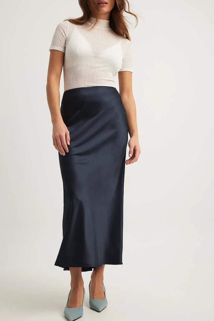 Witte modieuze satijnen rok Leona met hoge taille, ideaal voor een frisse, zomerse look.