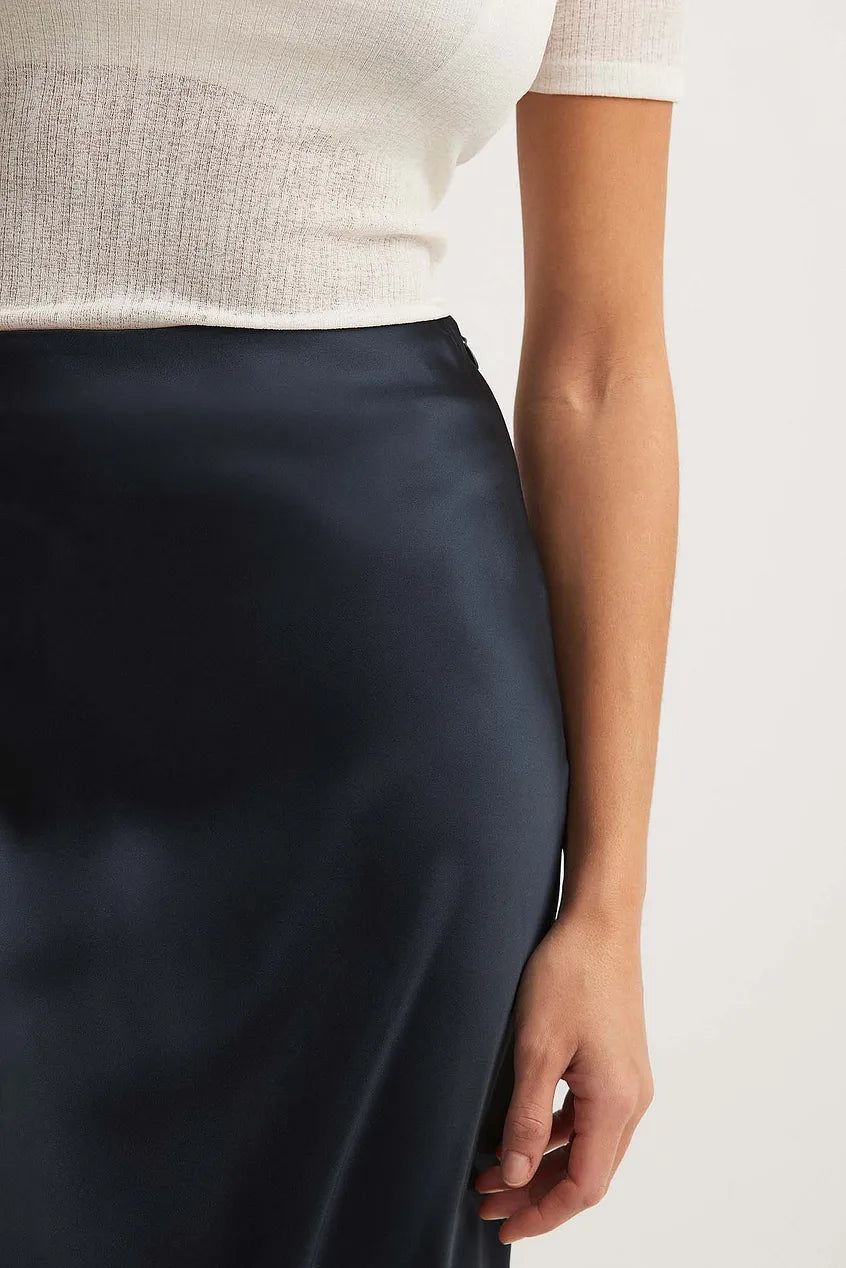 Donkerblauwe feestrok Leona, satijnen hoge taille, stijlvol en elegant voor speciale avonden.