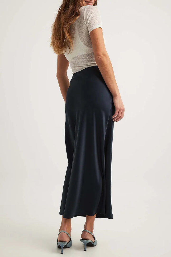 Bruine damesrok Leona, hoge taille satijnen, met flatterende pasvorm voor een chique stijl.